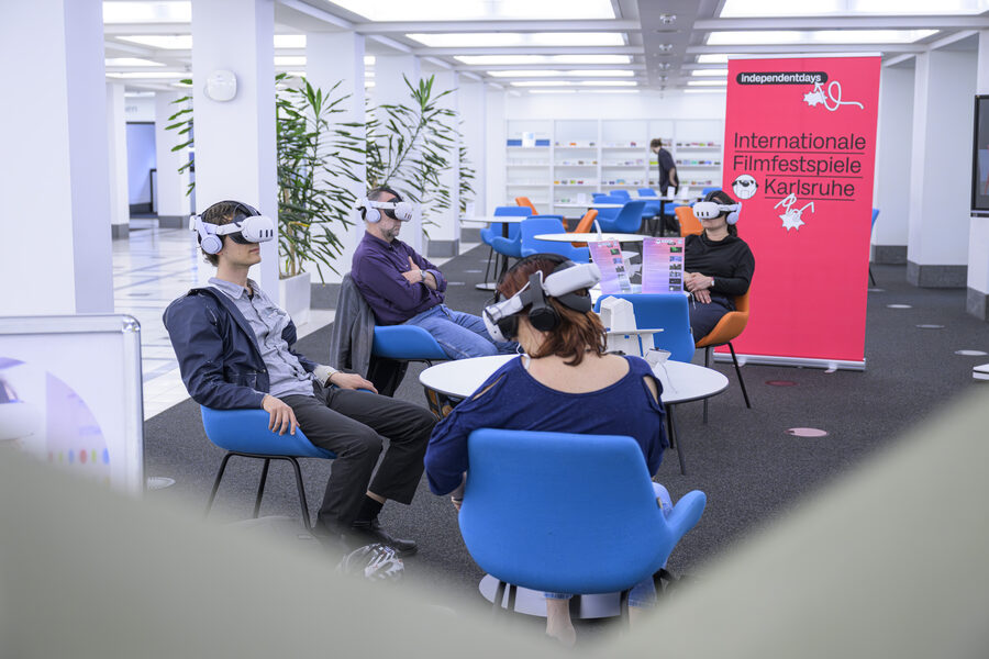 Besucher:innen mit VR-Brillen bei den Independent Days Karlsruhe