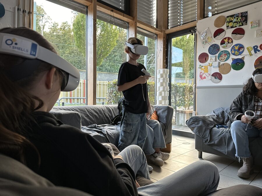 Jugendliche mit VR-Brille im Gespräch