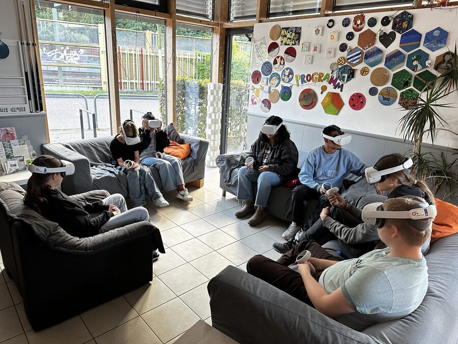 Jugendgruppe mit VR-Brillen